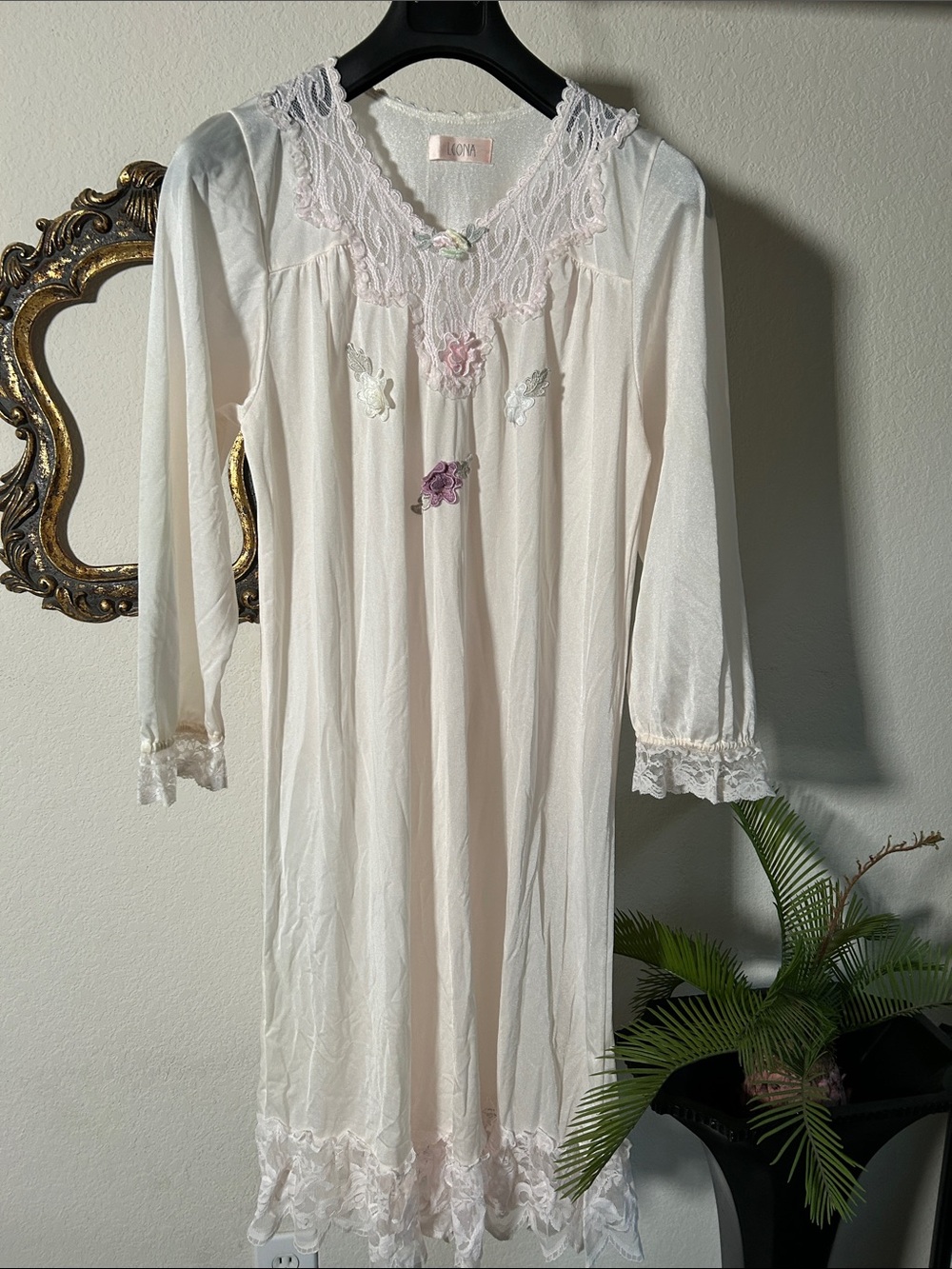 Leona Edminston Cream Lace-Trim Floral Chemise